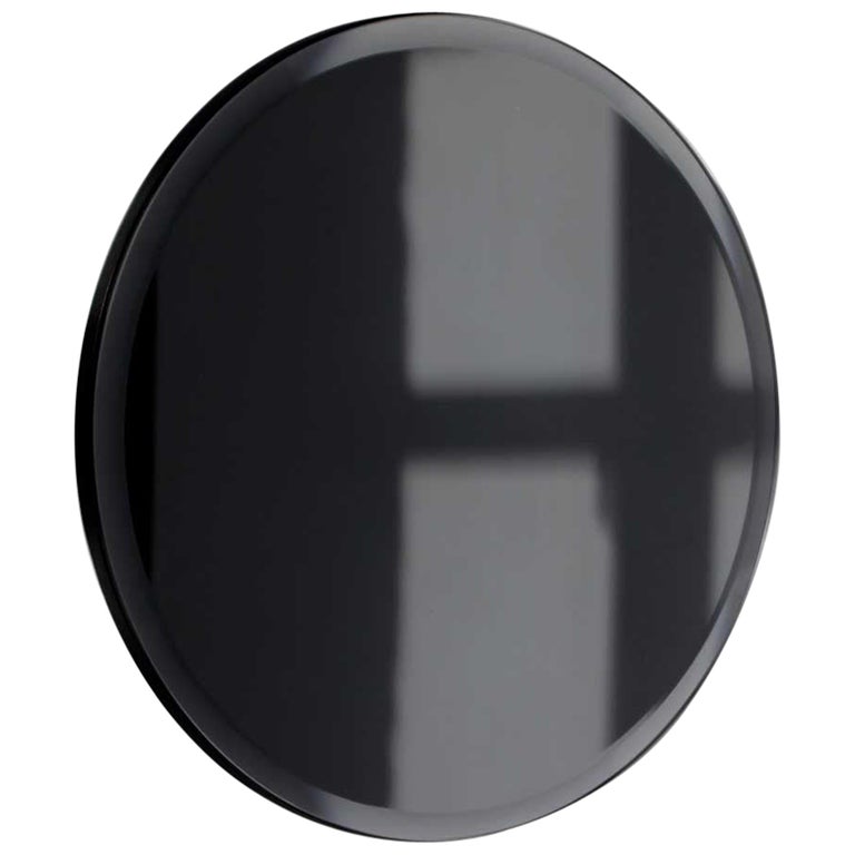 Miroir rond biseauté Orbis noir teinté avec support en faux cuir, standard  - En vente sur 1stDibs
