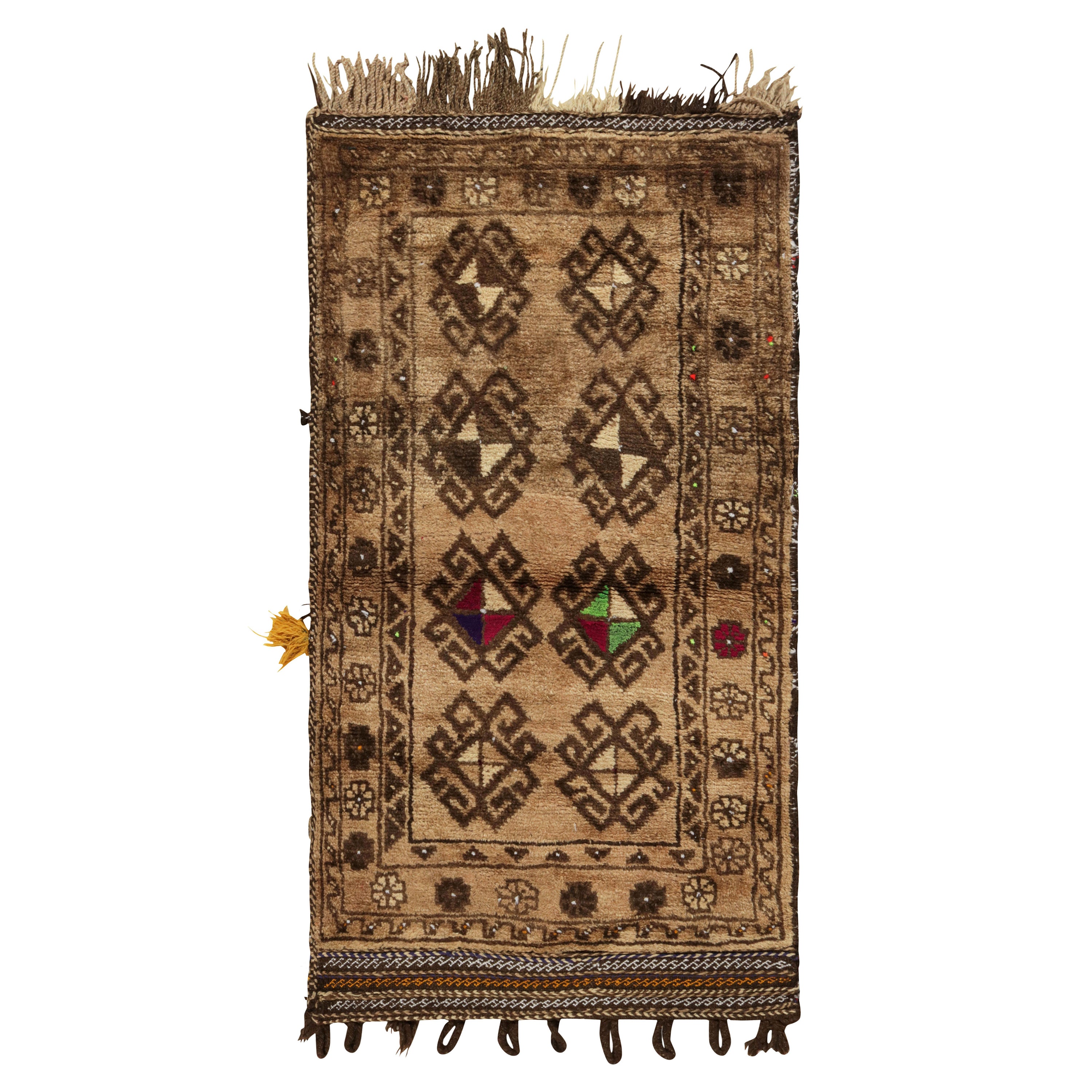 Antiker persischer Stammeskunst-Baluch-Teppich in Beige-Braun mit Hornmedaillon von Teppich & Kelim
