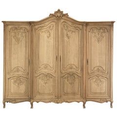 Armoire française d'antiquités à quatre portes en chêne rayé de style campagnard