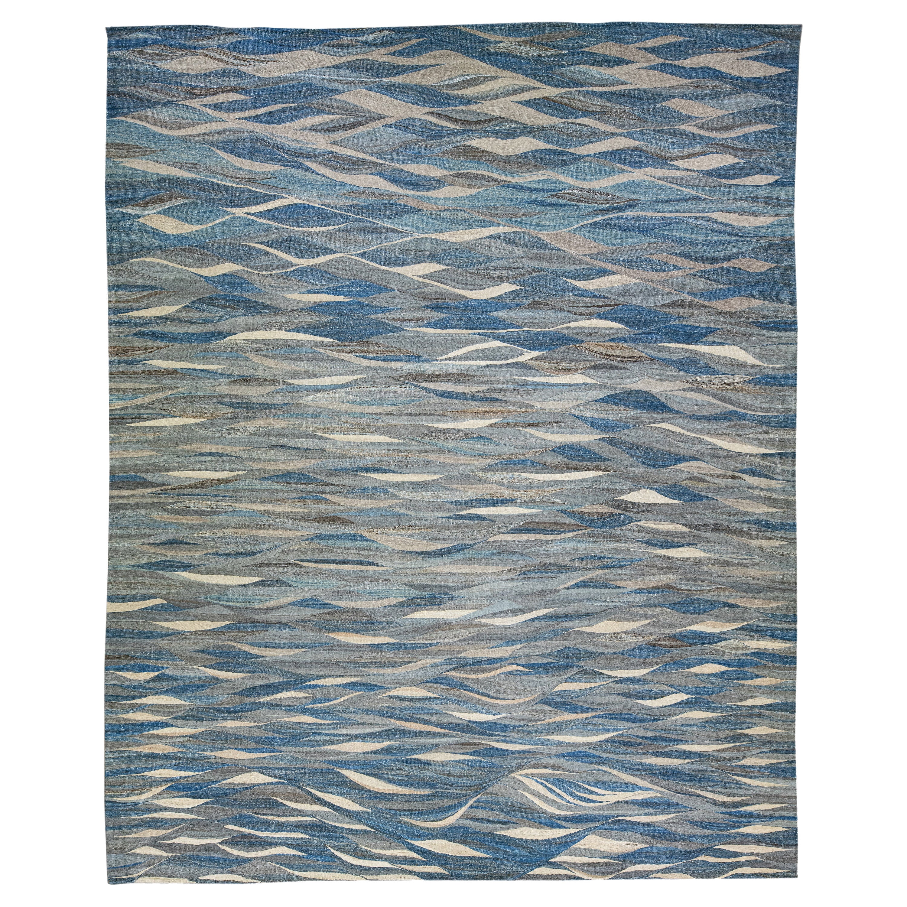 Tapis Kilim moderne gris abstrait en laine à tissage plat surdimensionné