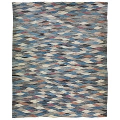 Tapis moderne abstrait en laine bleu à tissage plat et surdimensionné