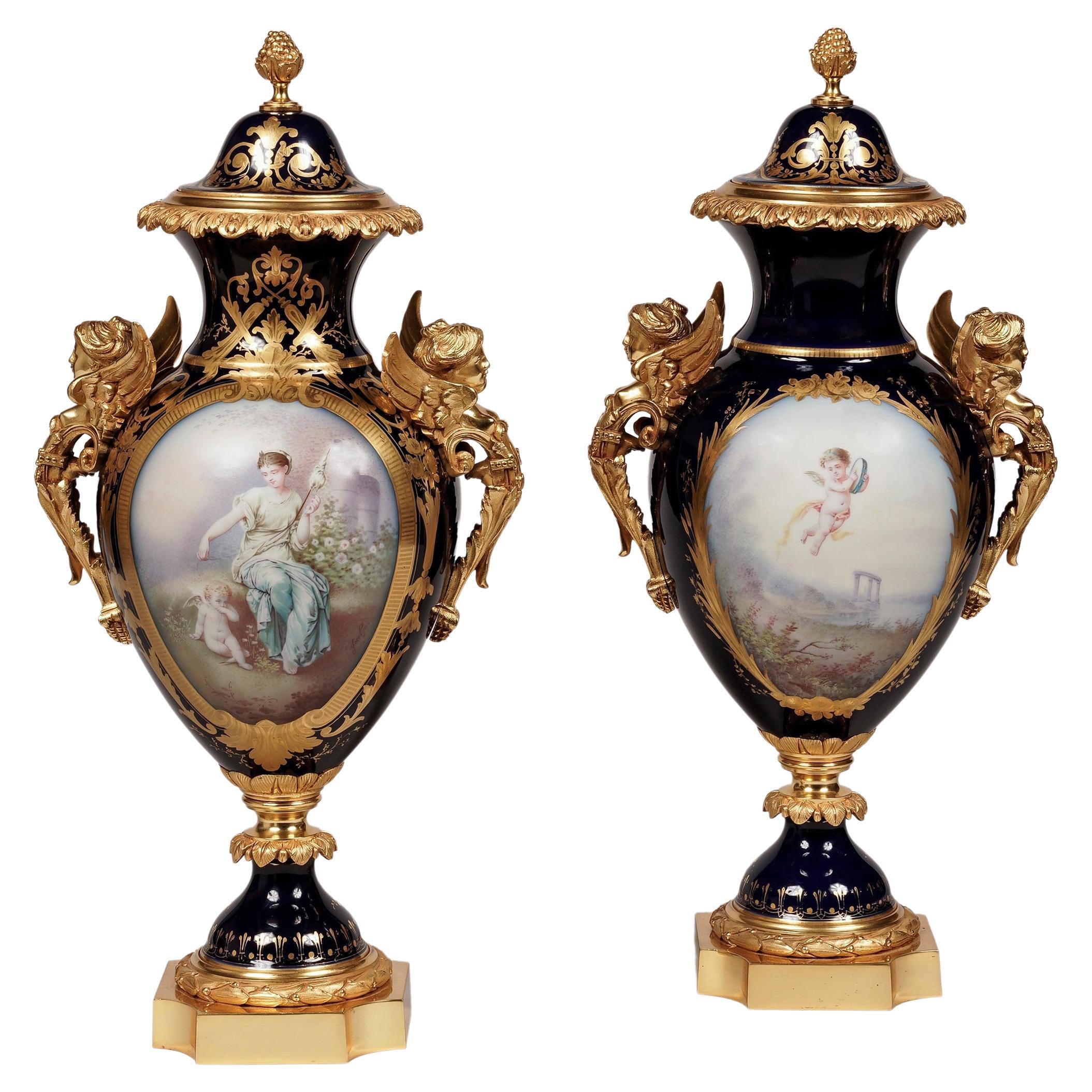 Paar Vasen aus bemaltem „Svres“-Porzellan von Beau Bleu, 19. Jahrhundert im Angebot