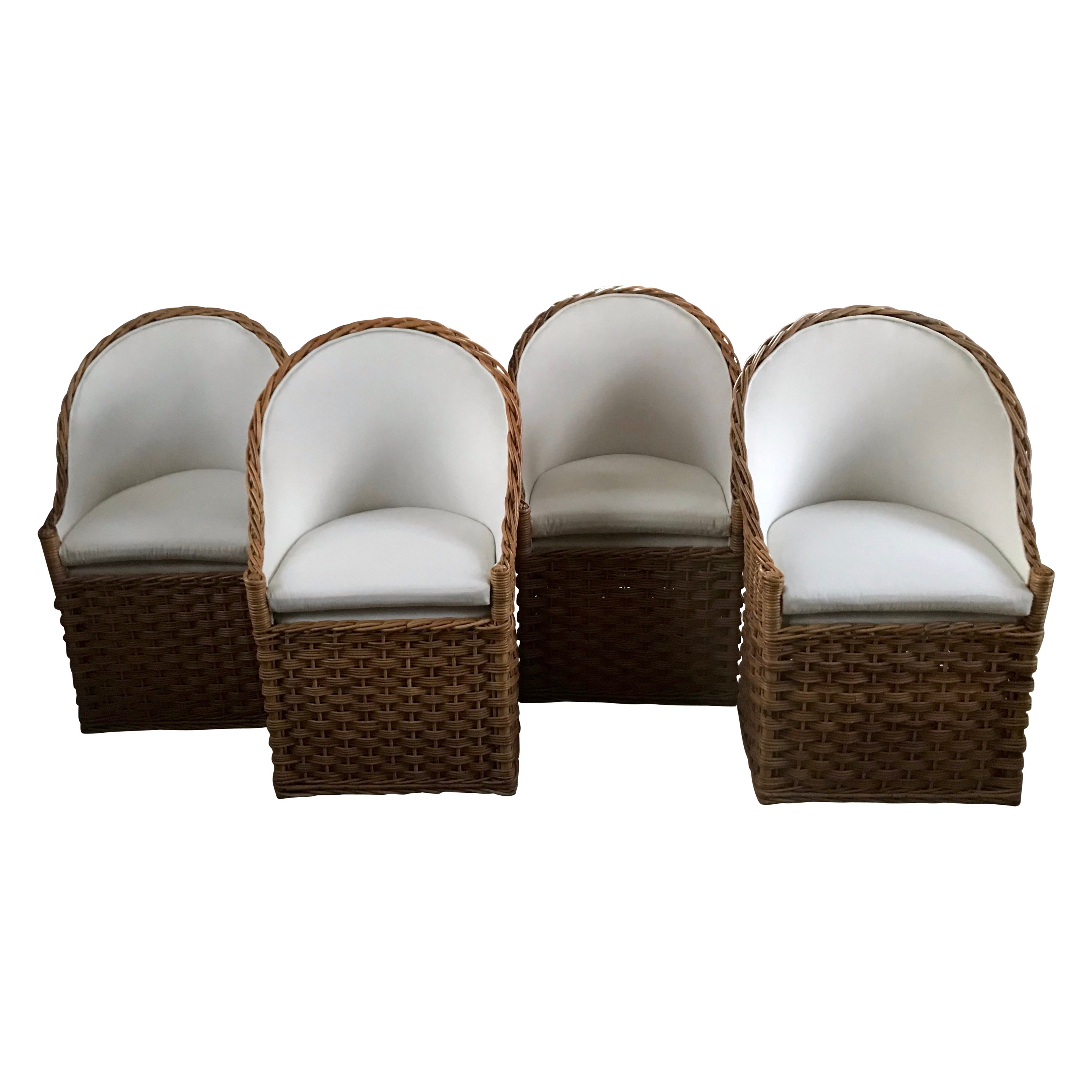 Set aus vier Stühlen mit Fassrückenlehne aus natürlichem Korbgeflecht