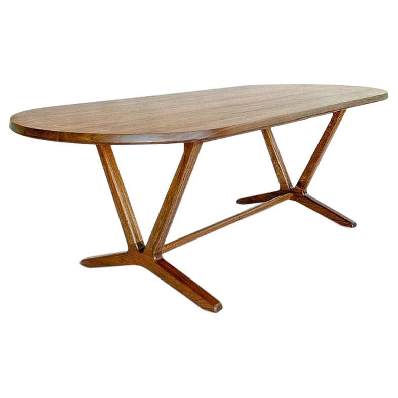 Ovaler Walker-Tisch, moderner Esstisch mit geformten Tischlerarbeiten im Angebot