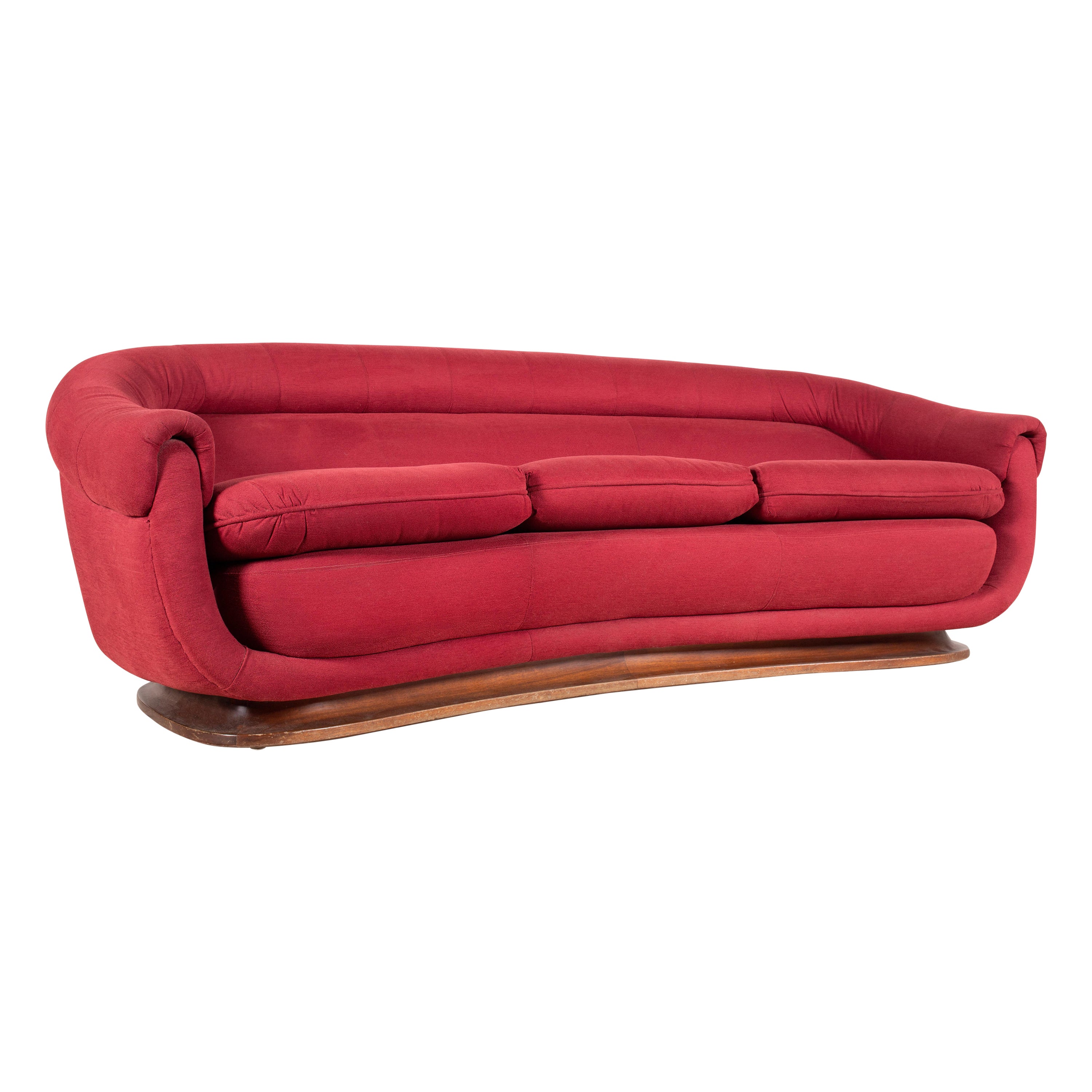 1950er Modernes italienisches geschwungenes / halbmondförmiges 3-Sitz-Sofa aus rotem Stoff und Nussbaum im Angebot