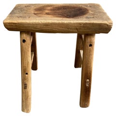 Tabouret ancien en bois d'orme avec plateau vieilli