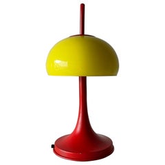 Lampada da tavolo Pop Art in vetro giallo e metallo rosso Iconic Model, anni '70, Italia