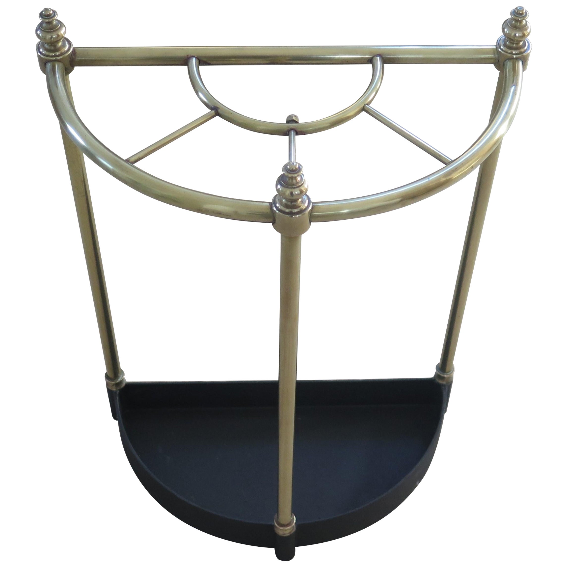 This is a good quality Victorian brass walking stick or umbrella stand, dating to the late 19th Century.

It is a charming piece of a semicircular design, ideal for the hall.

The stand has a brass tubular top divided into 5 sections, supported