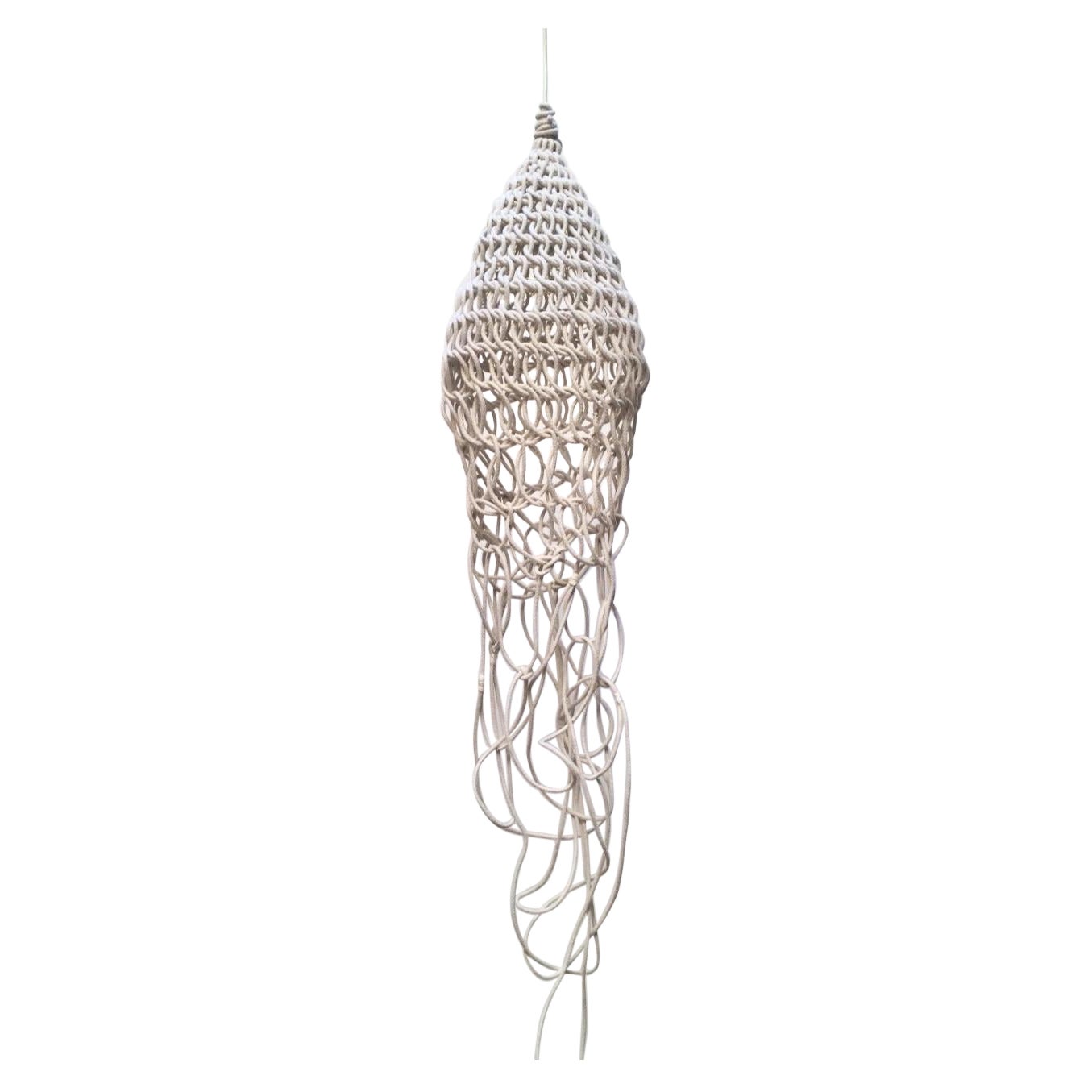 Lampe sculpturale Medusa crochetée à la main par Annie Legault Amulette