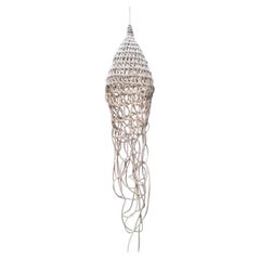 Lampe sculpturale Medusa crochetée à la main par Annie Legault Amulette
