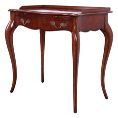 Bureau de style Louis XV français provincial Maitland Smith en acajou avec dessus en cuir