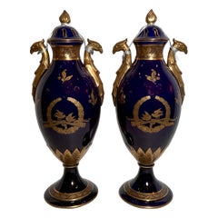 Paire d'urnes françaises anciennes en porcelaine bleu cobalt et or, vers 1900-1910