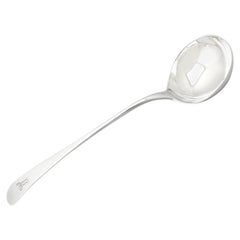Cucharón para salsa Newcastle de plata de ley con motivo inglés antiguo