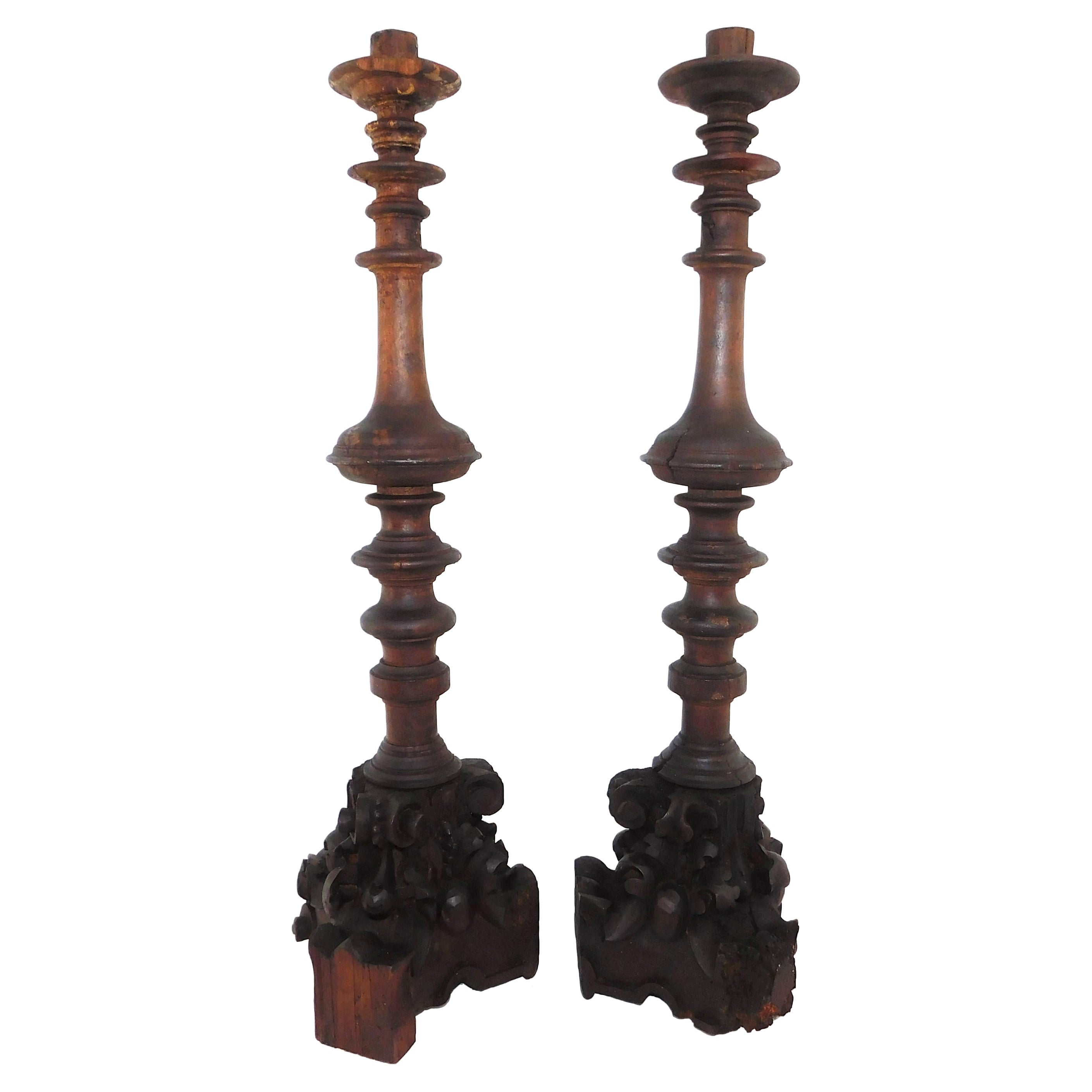 Paire de grands bougeoirs rustiques traditionnels en bois du milieu du XIXe siècle