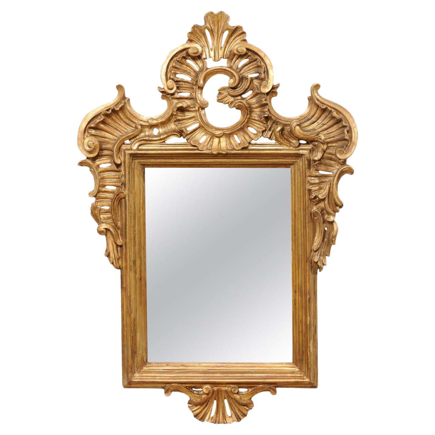Miroir baroque continental doré avec magnifique crête sculptée par un perçage, fin du 18e siècle