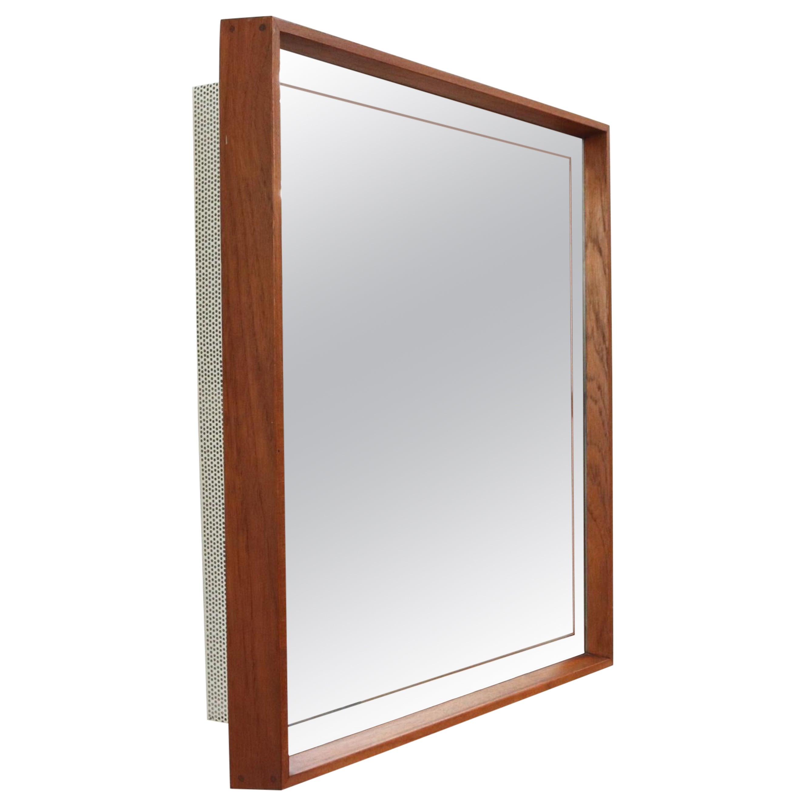Miroir rétroéclairé d'inspiration Mategot avec cadre en métal blanc perforé et cadre en teck