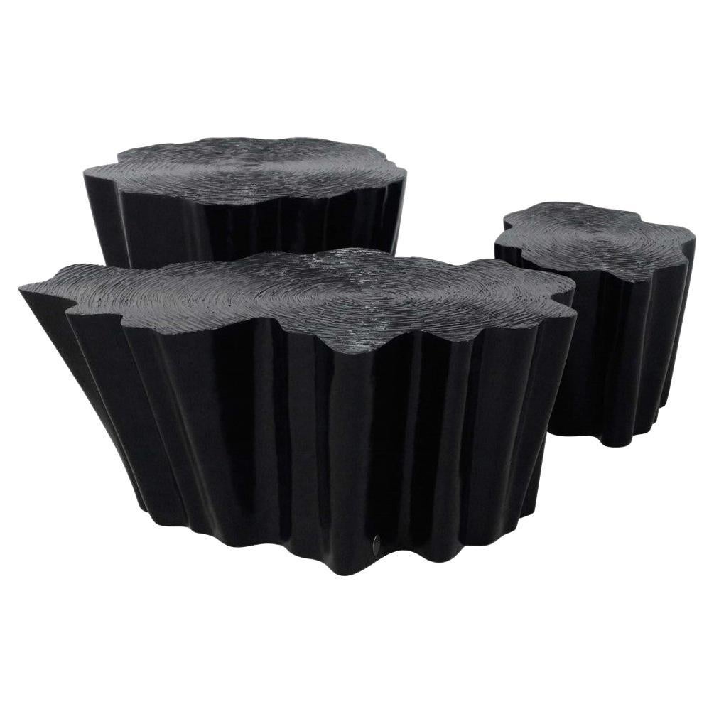 3 überkreuzte Baumkoffertische aus schwarz lackiertem Harz