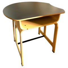 Petit bureau pour enfants par Jules Wabbes édité par Bulo