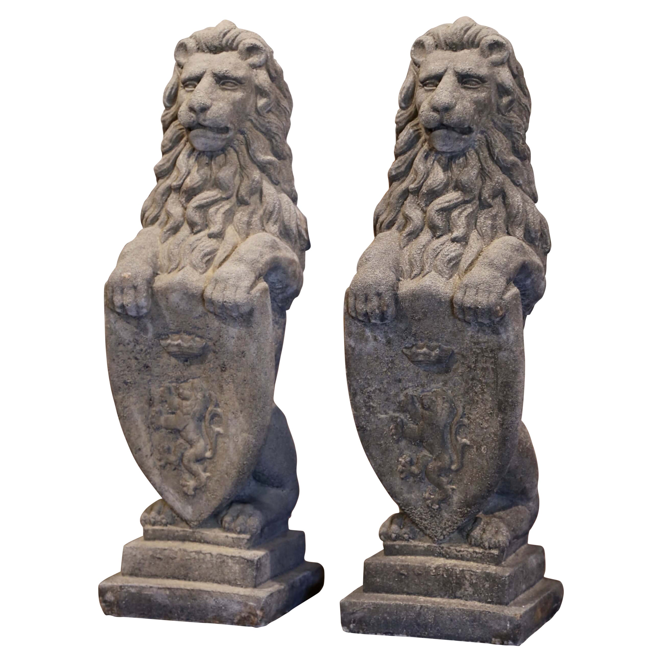 Paar verwitterte geschnitzte französische Gartenstatuen-Wescott-Löwen aus Steinguss, geschnitzt
