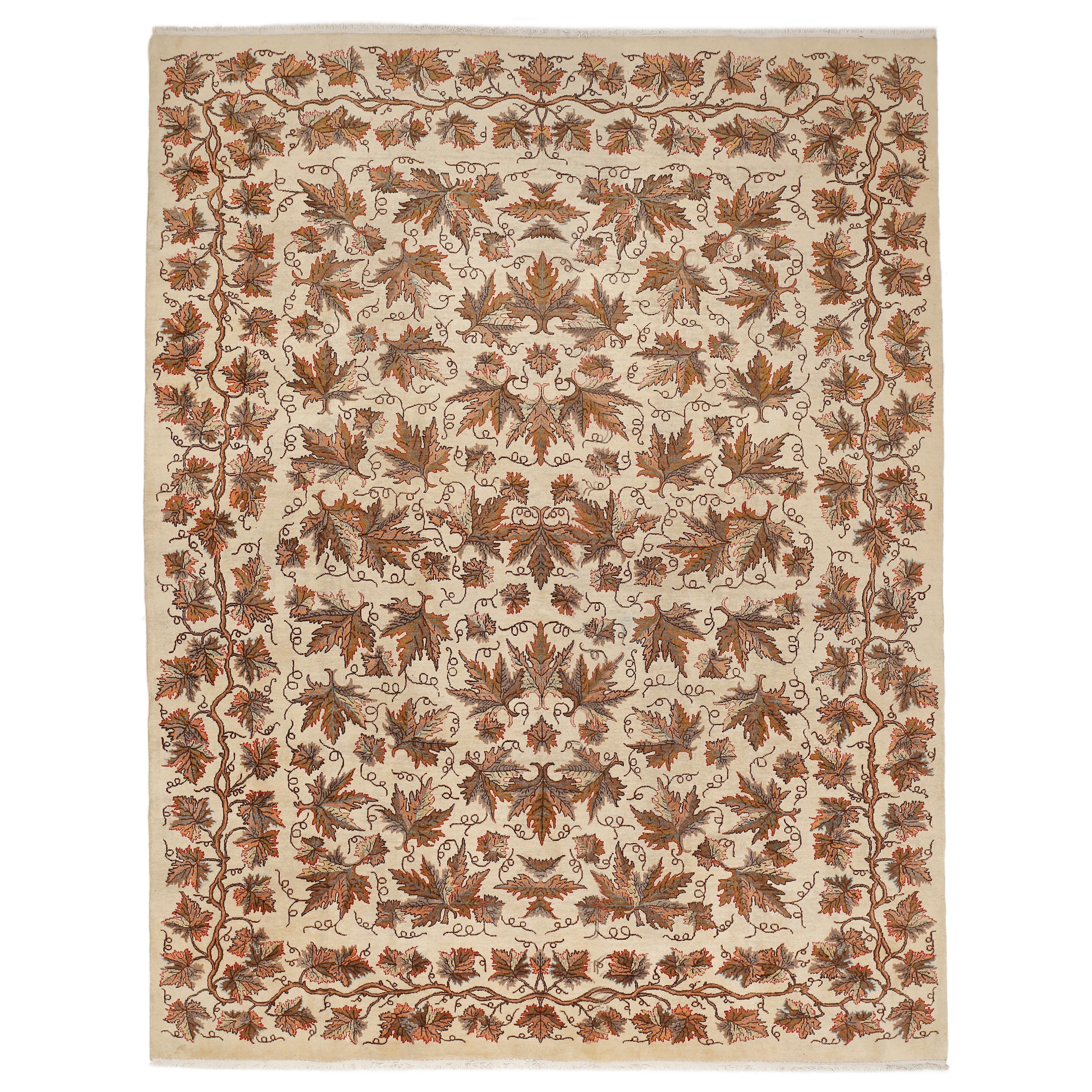 Modernistischer Teppich mit cremefarbenem Grund und Eichenblattblättern
