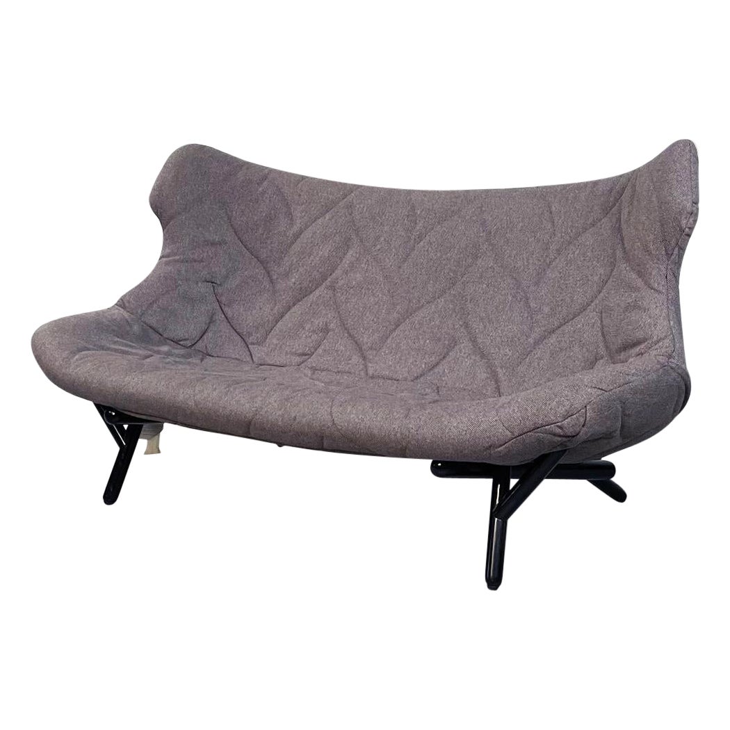 Divano moderno italiano in tessuto grigio e fogliame in ferro nero di Kartell, anni 2000