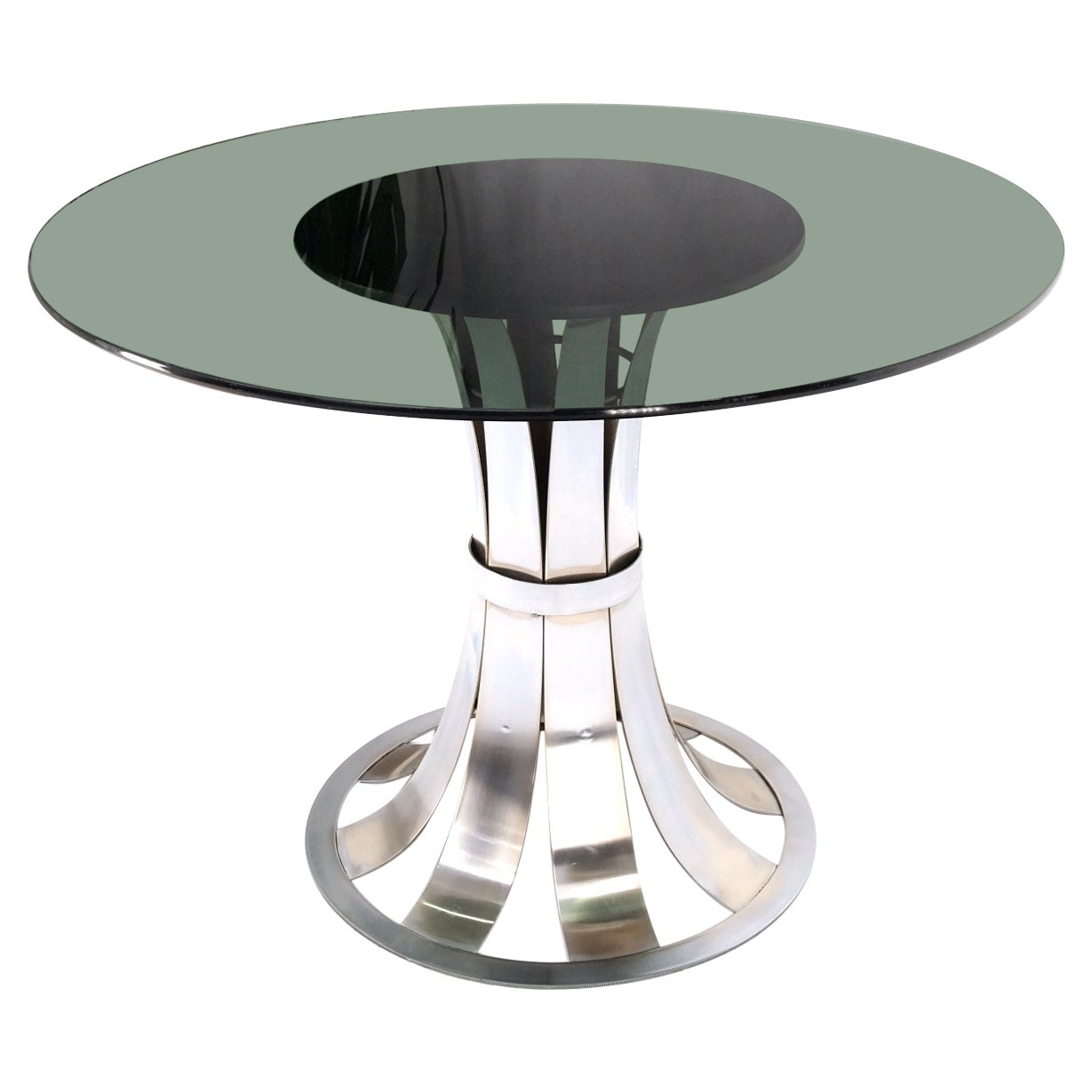 Russel Woodard Esstisch mit runder Rauchglasplatte und poliertem Aluminiumfuß  im Angebot
