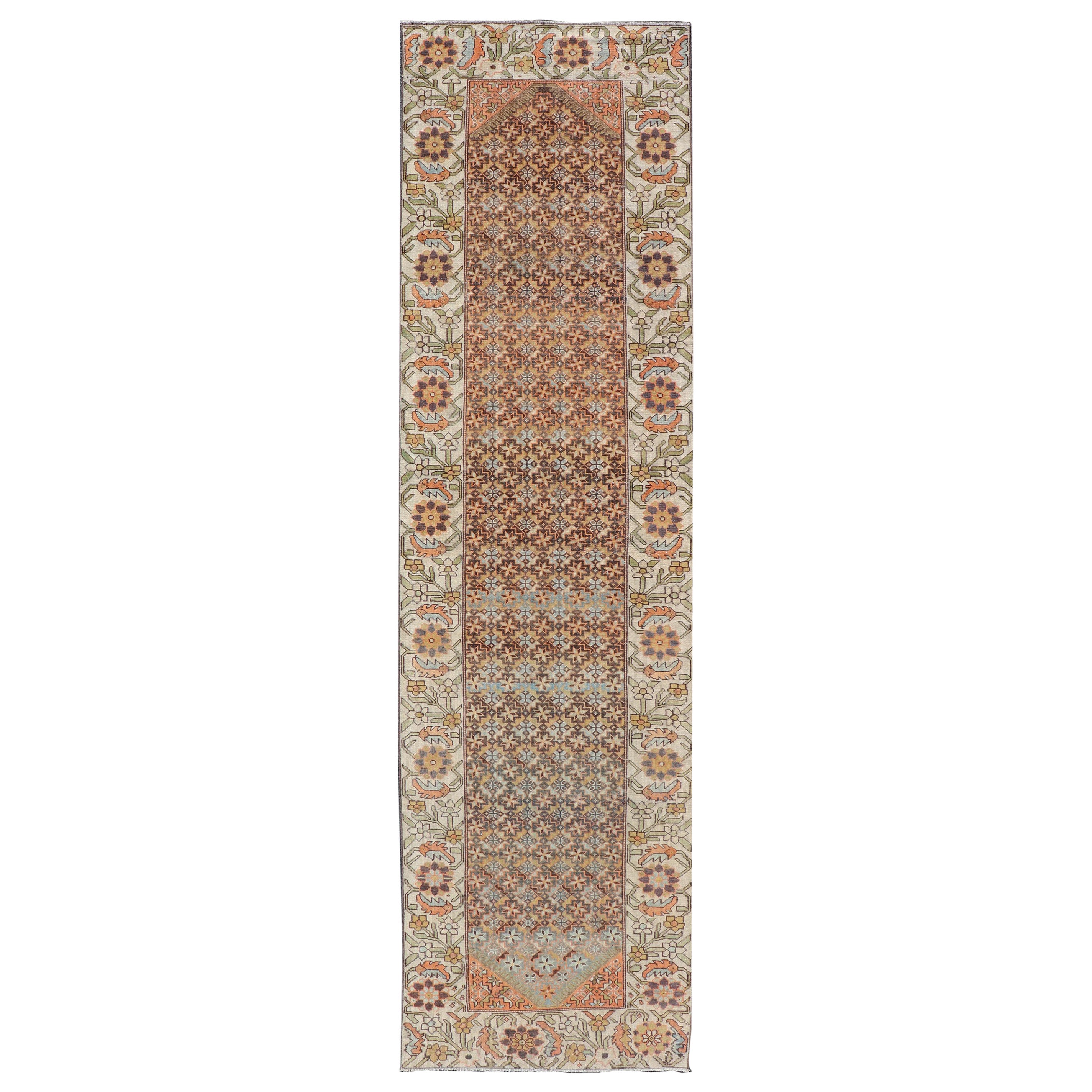 Tapis de couloir persan Bakhtiari ancien coloré avec bordure florale et tribale sur toute sa surface