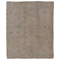 Kilim turc brodé avec motif géométrique sur toute sa surface et diamants