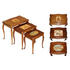 Nest of Tables Vintage avec dessus en marqueterie peint à la main, très décoratif