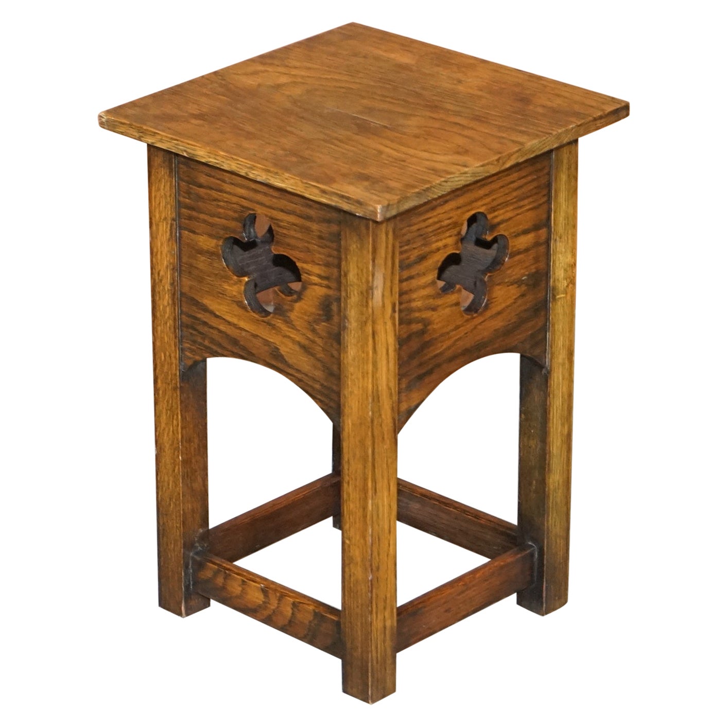 Circa 1900 English Oak Arts & Crafts Side End Lamp Wine Table or Plant Stand For Sale