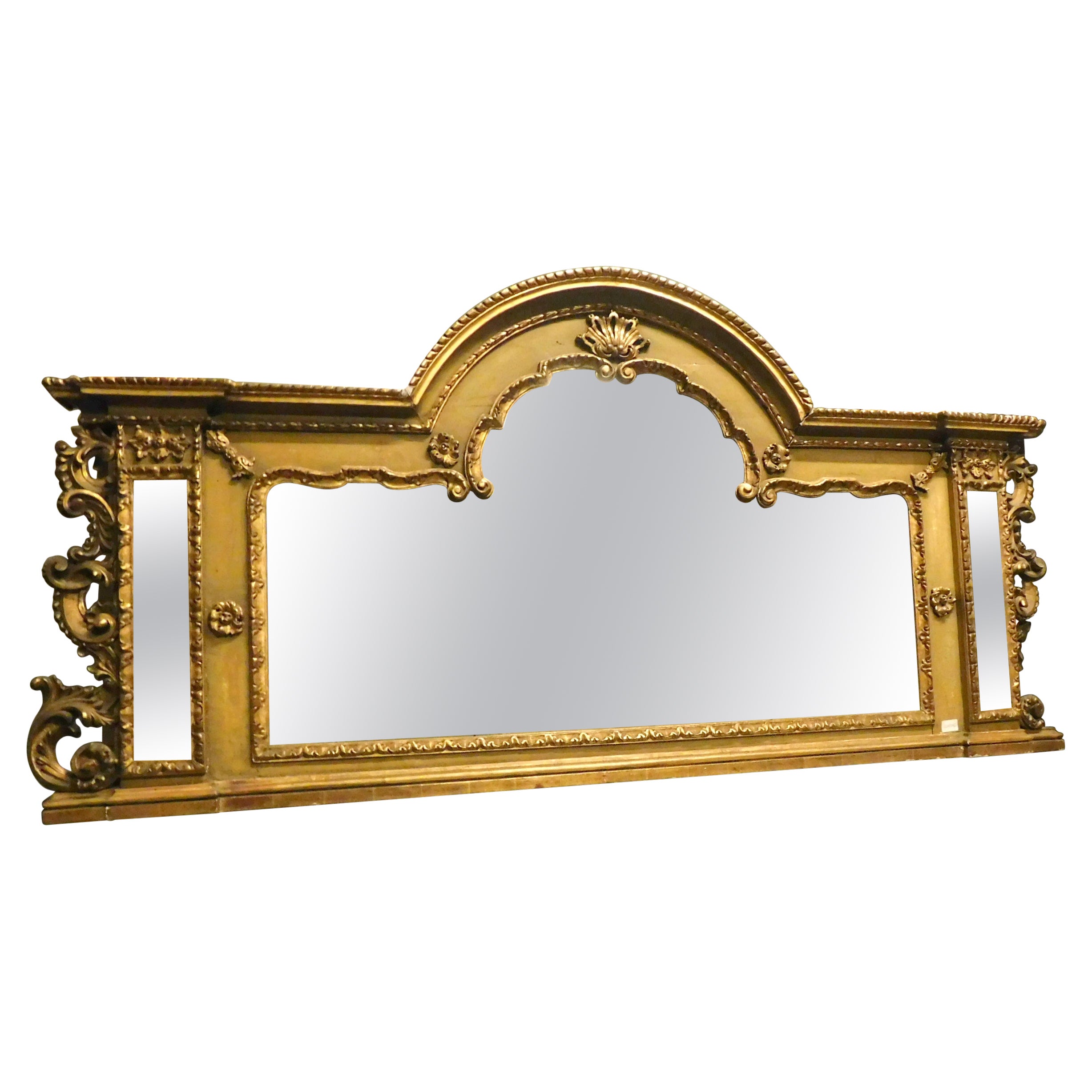 Miroir rectangulaire laqué et doré antique, sculpté de fleurs, 900, Italie en vente