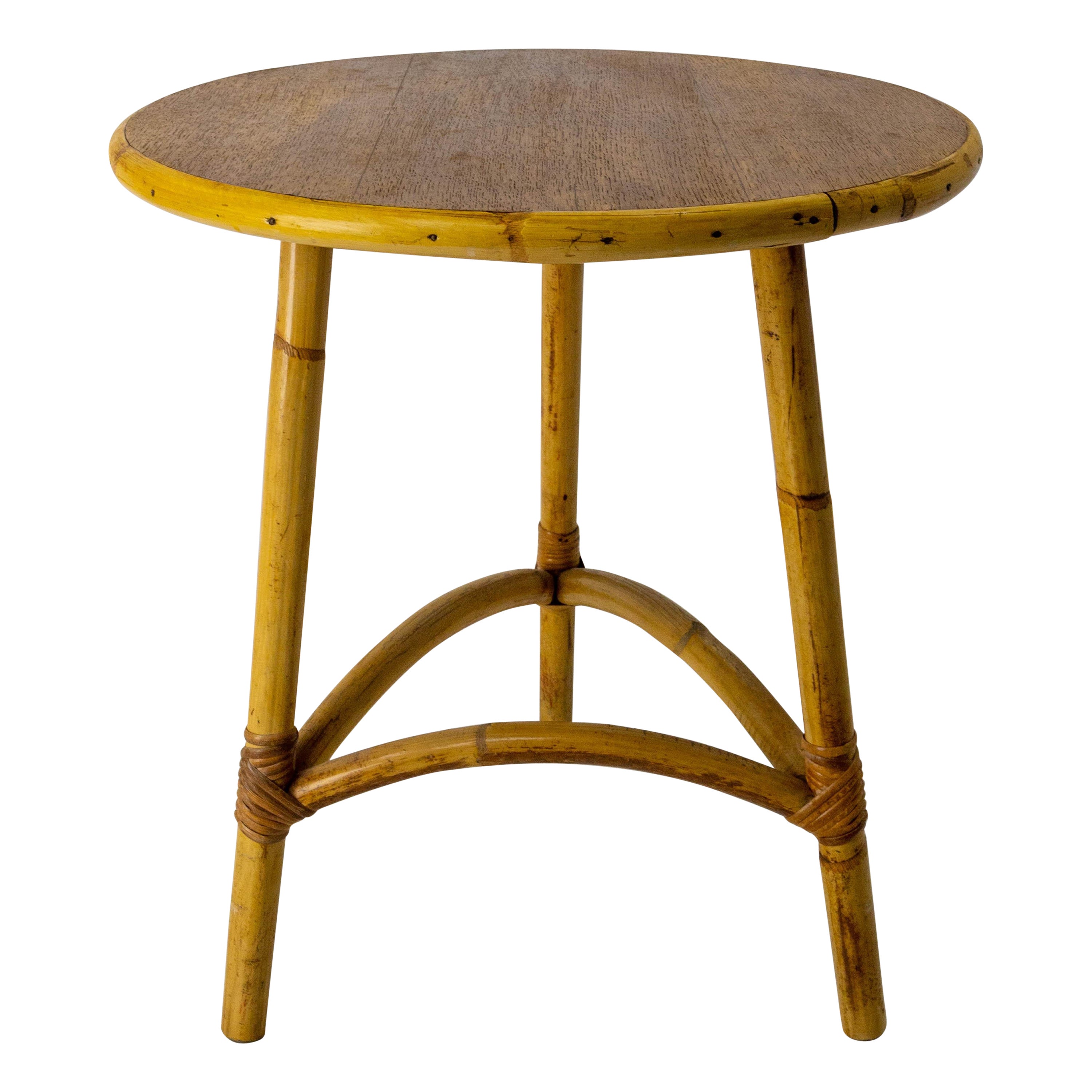 Table d'appoint ronde à trois pieds en rotin, de style français, moderne du milieu du siècle dernier