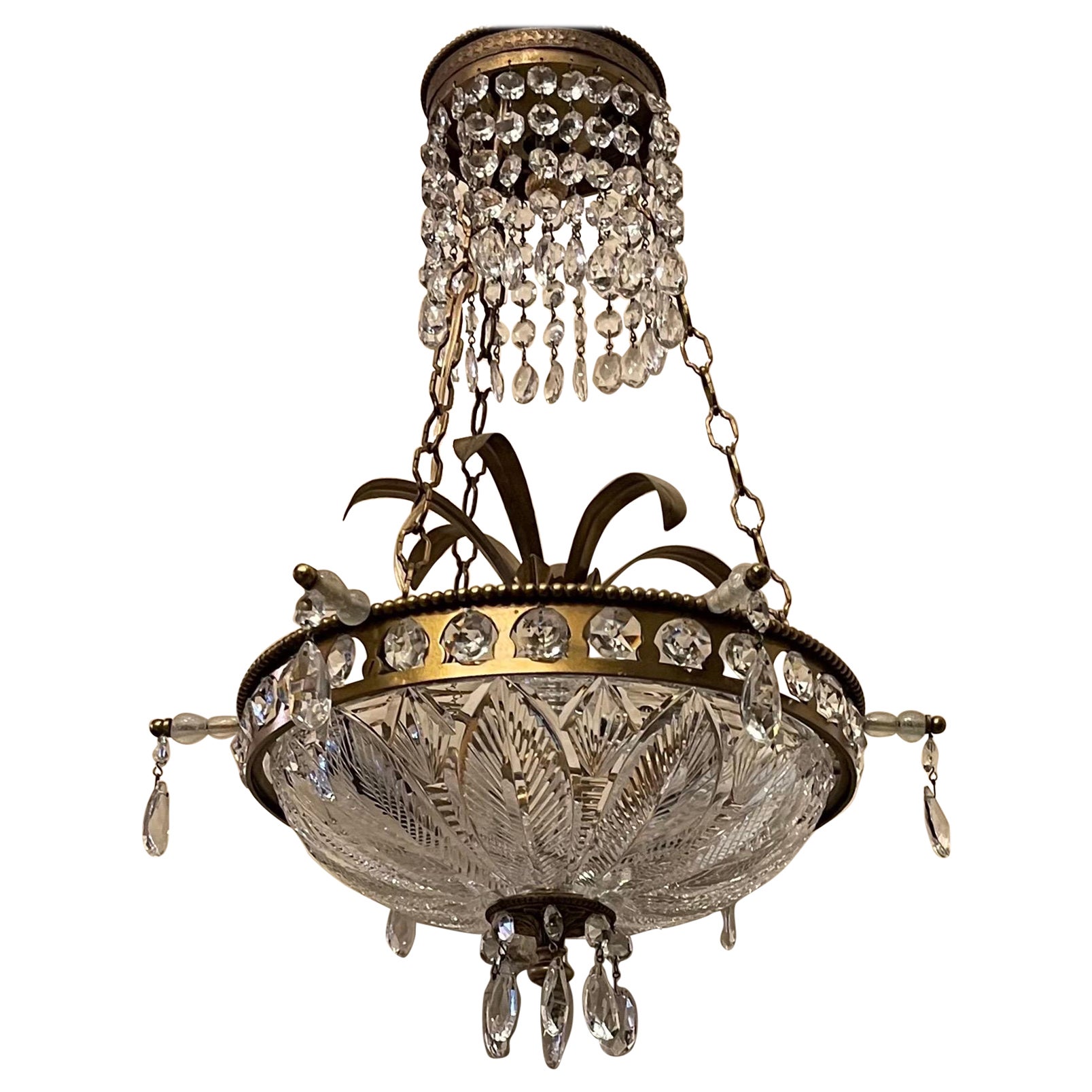 Merveilleux lustre néoclassique gravé en forme de bol en bronze et cristal taillé, luminaire en bronze doré