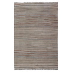 Tapis Kilim turc vintage à rayures minimaliste avec tons neutres