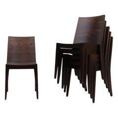 Sillas apilables de madera teñida oscura con respaldo cuadrado estilo modernista Philippe Starck