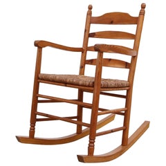Chaise à bascule danoise du milieu du siècle dernier en pin et jonc inspirée par Charlotte Perriand