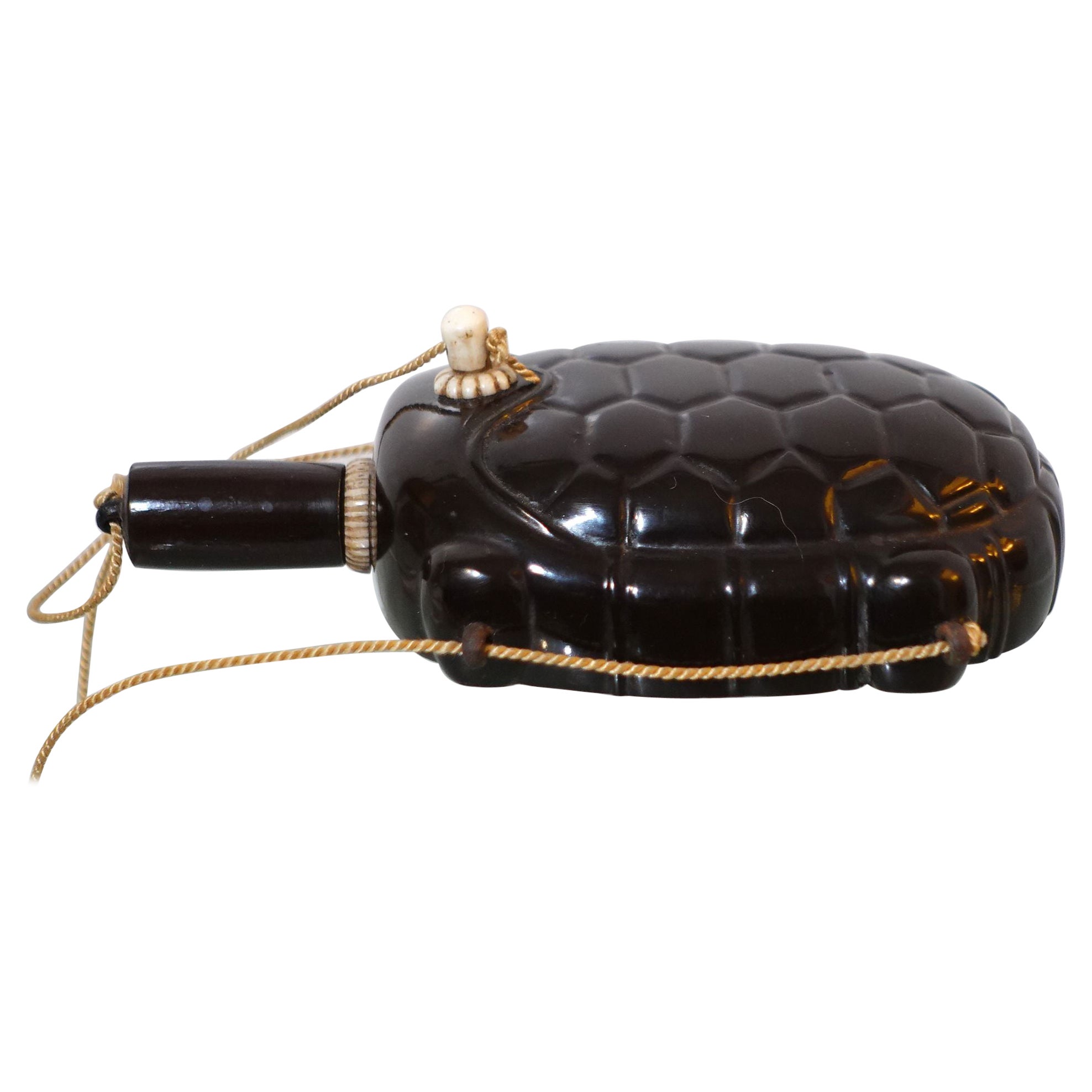Une unique et belle corne à poudre en laque en forme de carapace de tortue du 19ème siècle.