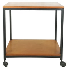 Kleiner Serviertisch auf Rädern aus schwarzem Metall und Teakholz, Mid-Century Modern