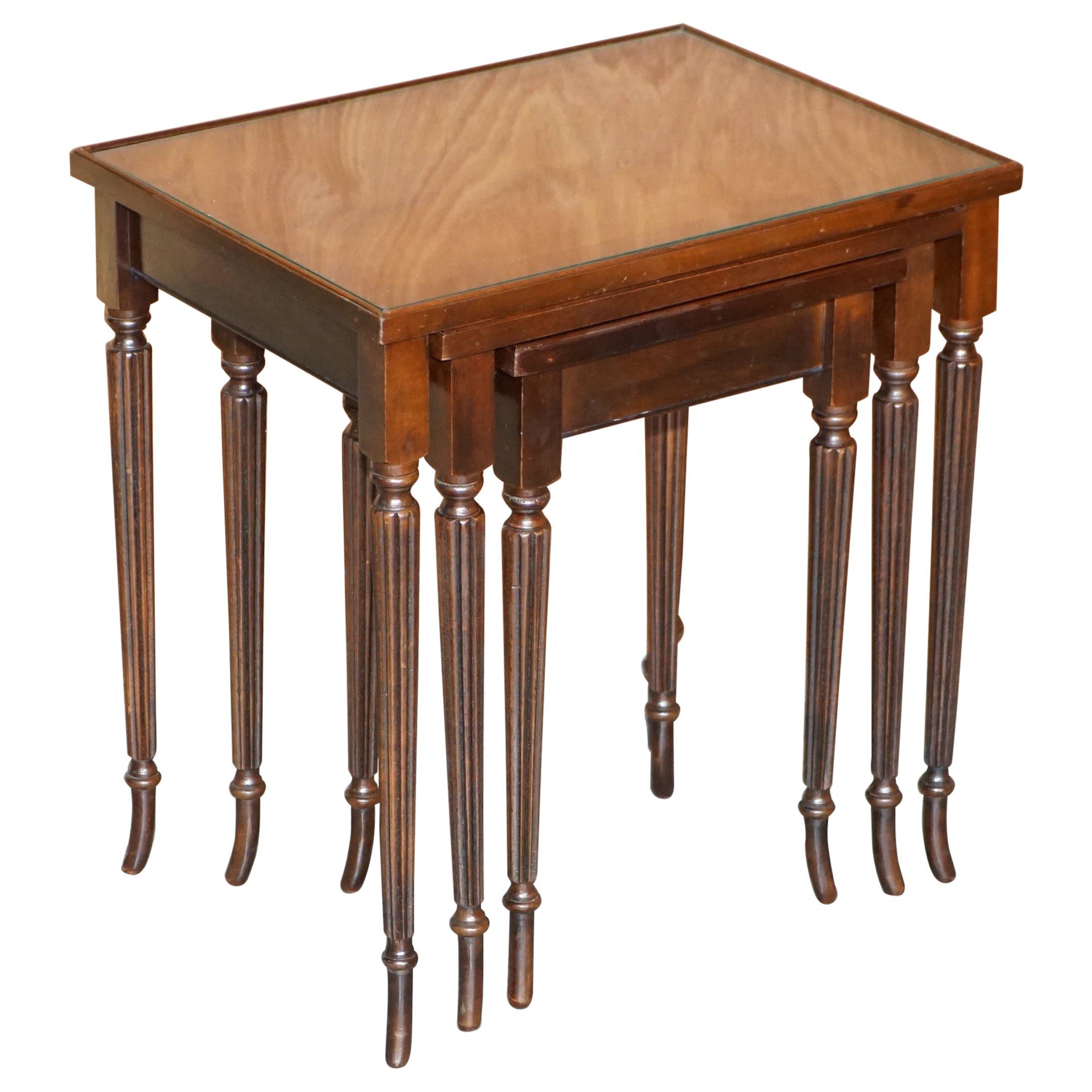 Vintage-Tischgruppe aus drei geflammtem Hartholz mit Glasplatten, ideal als Beistelltisch im Angebot