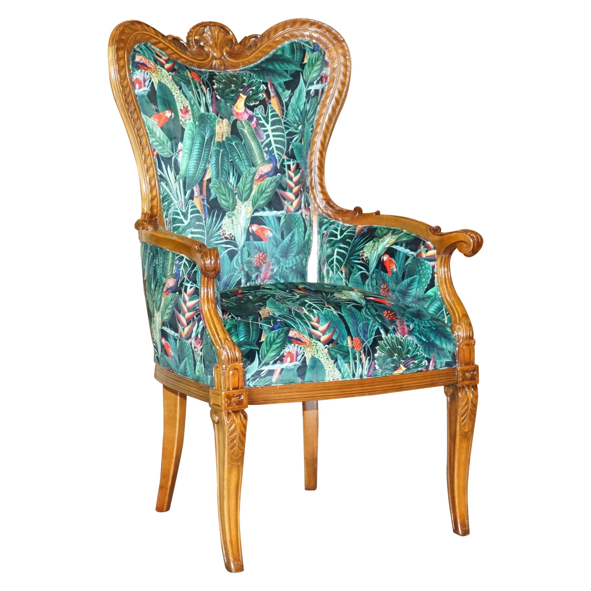 Ravissant fauteuil italien vintage en noyer sculpté avec tissu d'ameublement Birds of Paradise