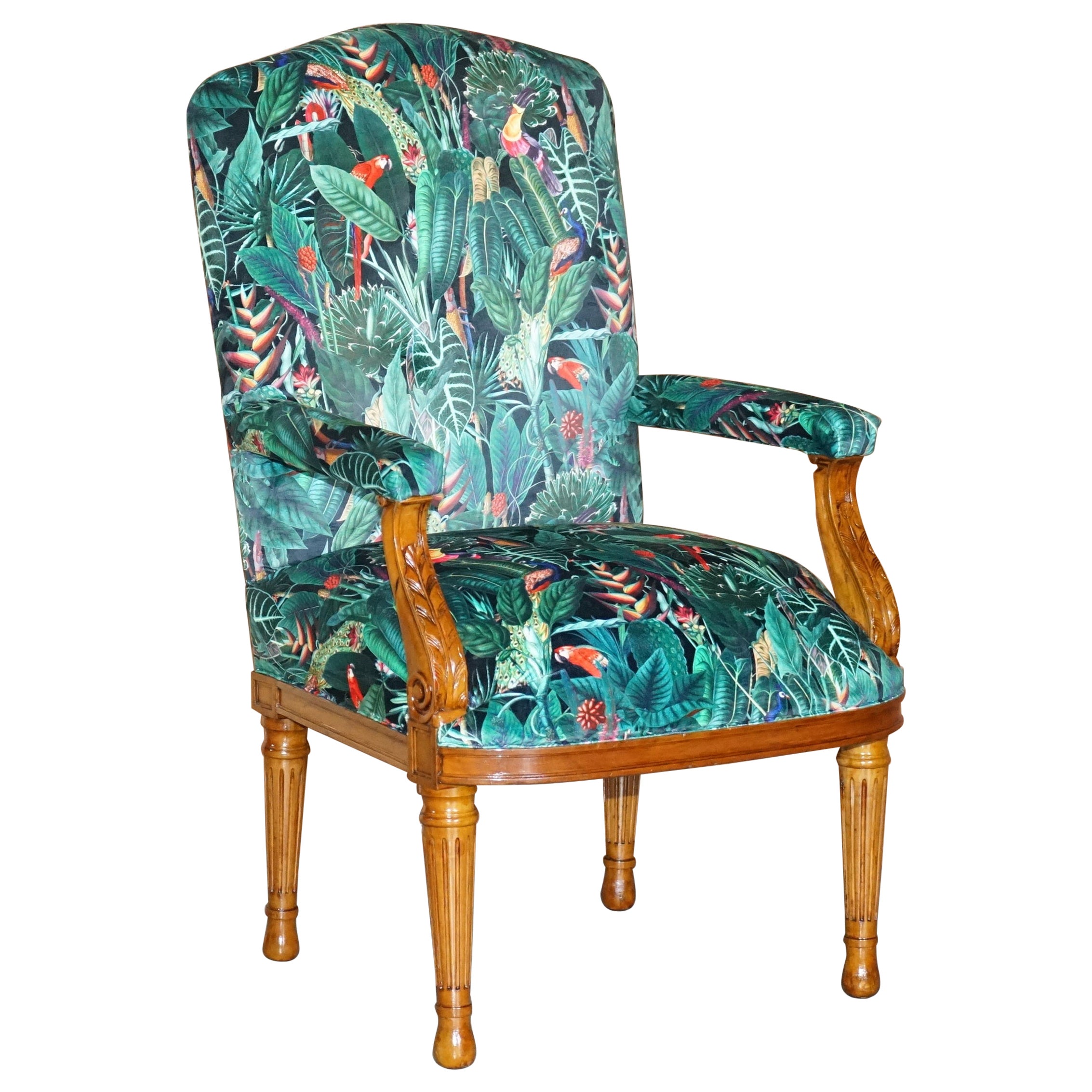 Ravissant fauteuil vintage anglais en noyer sculpté avec tissu d'ameublement Birds of Paradise