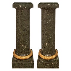 Paire de colonnes à piédestaux de style Louis XVI du 19ème siècle en marbre et bronze doré