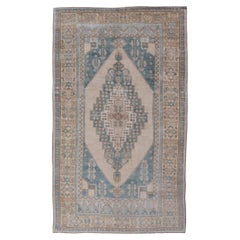 Türkischer Oushak-Vintage-Teppich aus der Türkei in hellgelben und blauen Tönen