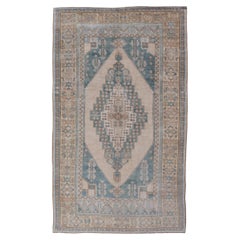 Tapis turc vintage d'Oushak de Turquie dans les tons jaune clair et bleu