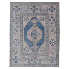 Türkischer Oushak-Teppich im Vintage-Stil mit blauem Medaillondesign, Lt. Türkis & Elfenbein