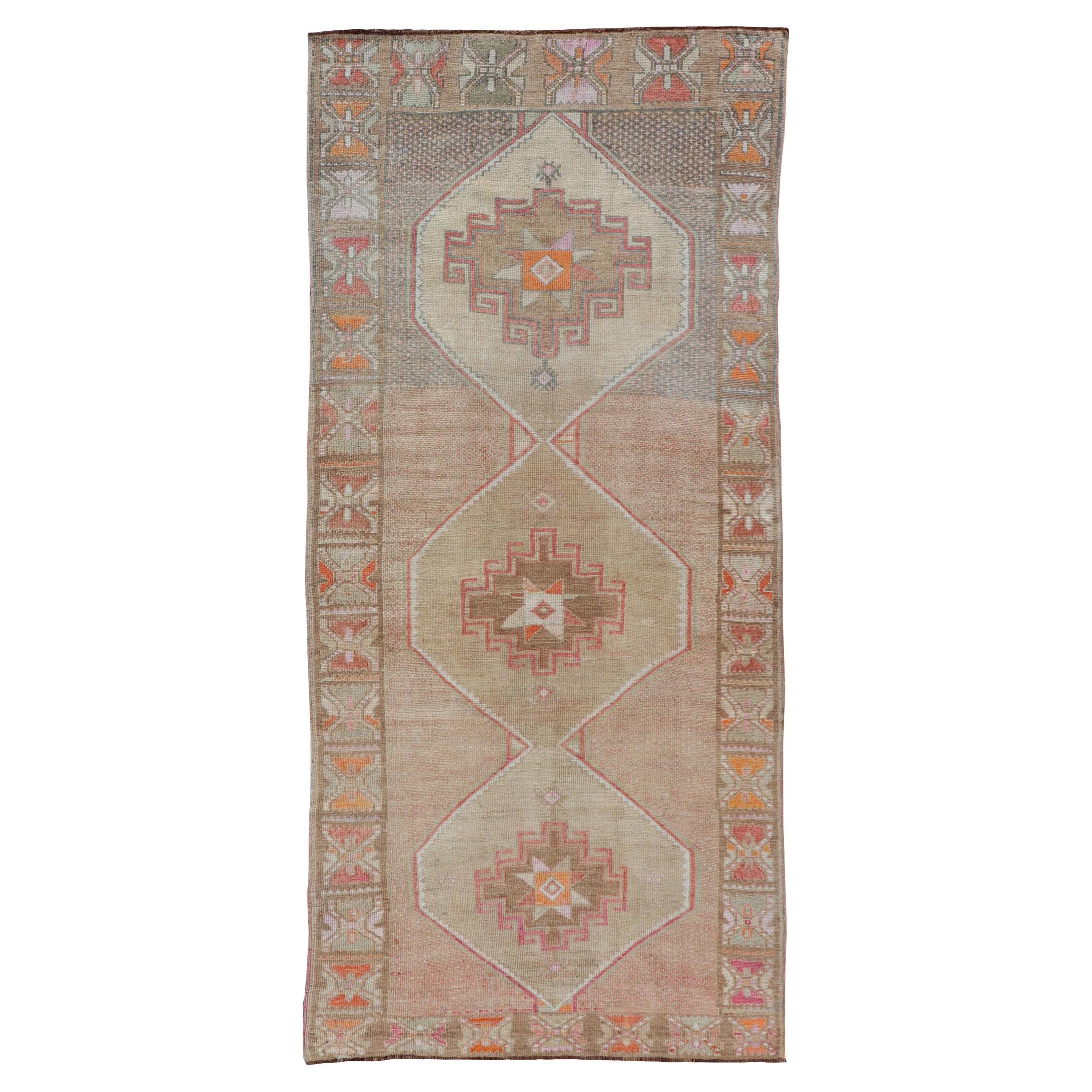 Tapis de course vintage turc Kars en couleur Brown, Tan, Taupe et Orange doux