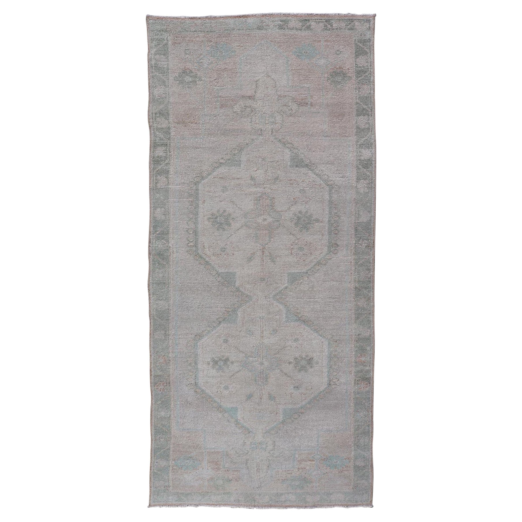 Alfombra Turca Vintage de Oushak con Medallones Geométricos Tenues en Tonos Claros