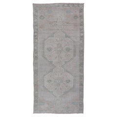 Alfombra Turca Vintage de Oushak con Medallones Geométricos Tenues en Tonos Claros