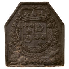 Plaque de cheminée espagnole en fonte du milieu du 19e siècle avec armoiries héraldiques en relief