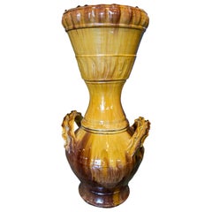 Vase espagnol des années 1970 en céramique de terre cuite émaillée marron et jaune avec poignées